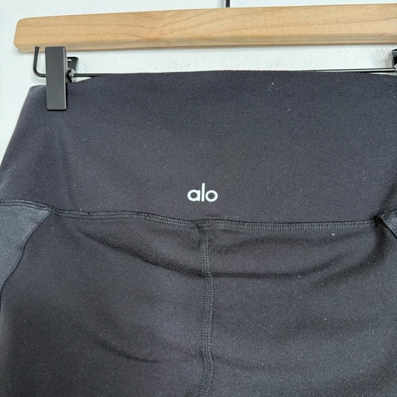 ALO Yoga Black Patina High Waist Black Capri Leggings Sz M Yoga Pilates Workout - Picture 13 of 16